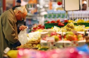 anziano_supermercato_mele_noci_furto