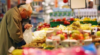 anziano_supermercato_mele_noci_furto