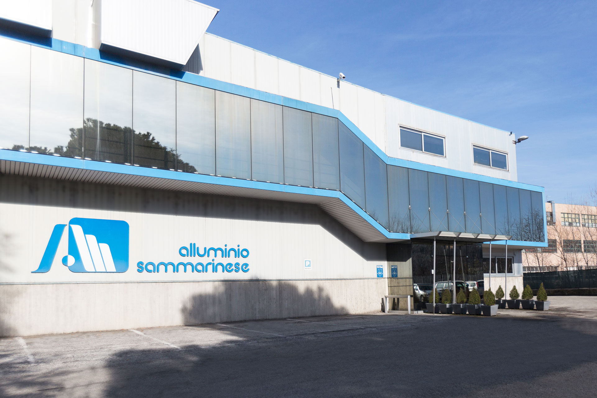 Alluminio_Sammarinese_esterno_azienda_produzione-profili-in-alluminio-su-disegno-estrusione