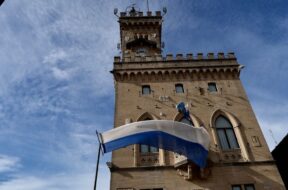 palazzo con bandiera rsm
