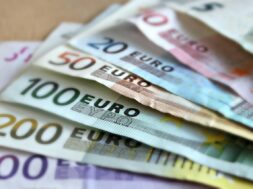 banknotes-209104_1280