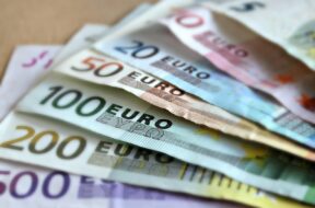 banknotes-209104_1280