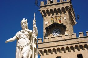 statua più palazzo pubblico